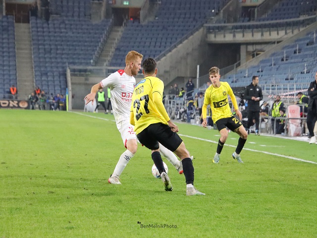 אין מקום לטעויות בהגנה. בן כואז, שחקן כפר קאסם, במשחק הגביע מול בית"ר ירושלים (בן מלניק)