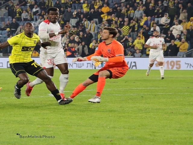 גם הפעם צפוי להם משחק מול התקפה חזקה. שחקני כפר קאסם במשחק הגביע מול בית"ר ירושלים (דאפר מאחמיד)