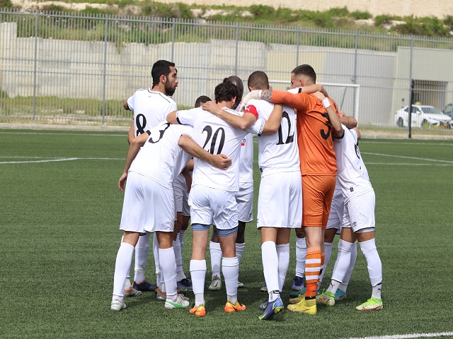 עם הראש למעלה והפנים קדימה. ירין אברהם וחבריו לקבוצה (דאפר מאחמיד)