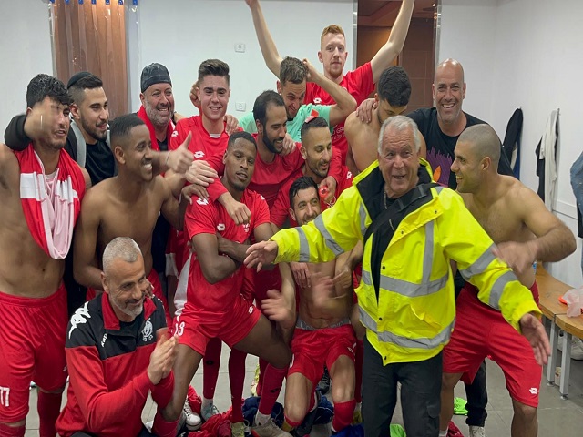 תמונת ניצחון. שחקני לוד, אופיר רגב וצוות הקבוצה חוגגים את השלמת המשימה