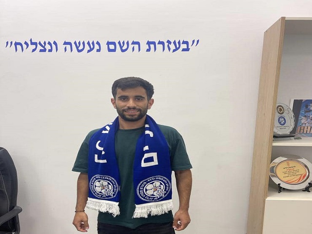 התאמה הדדית. נירן מגירה במעמד החתימה