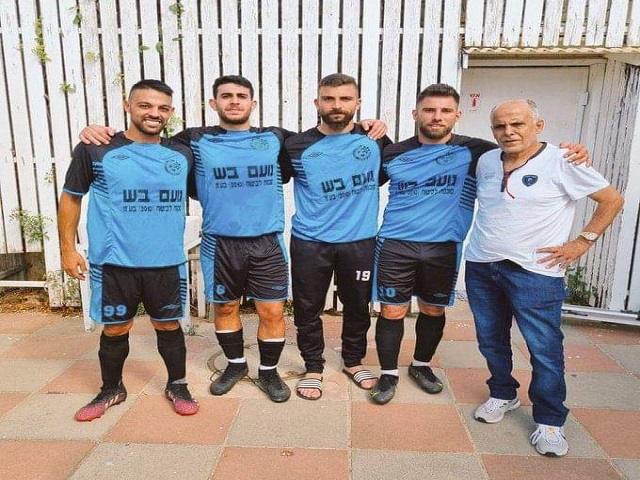 כולם היו בניו. אליהו תורג'מן ז"ל לצד שחקני סקציה מעלות (מיכה פישנזון)