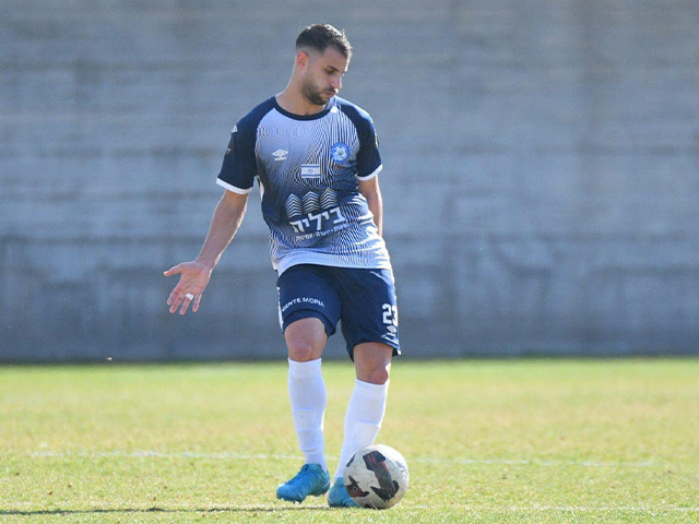 מחזיק את כל החלק האחורי. אגא (עדי דטליס)