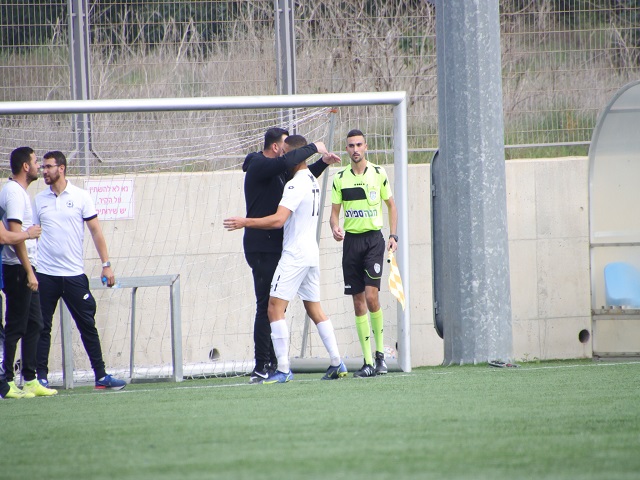 החילוף של המשחק. עמית מור חוגג עם רומן זול (בן מלניק)