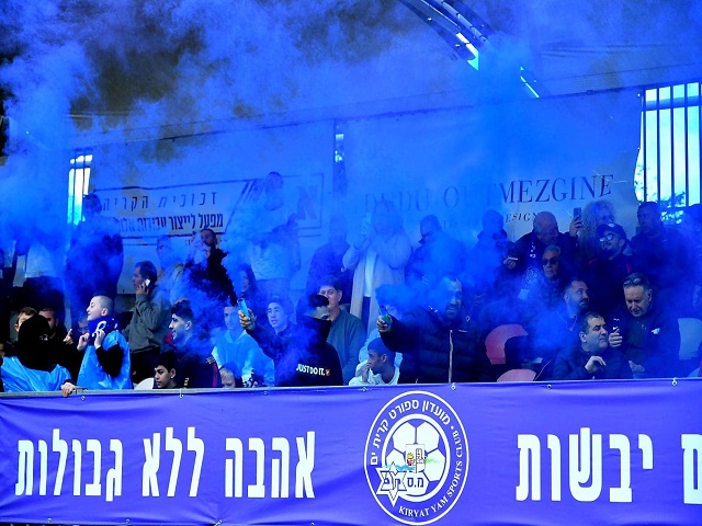 זה לא יציע ביוון או בסרביה, זה בקריית ים. אוהדי מ.ס קריית ים בתצוגת פירוטכניקה (עדי דטליס)