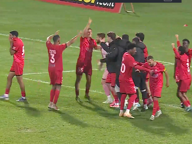 שחקני רעננה חוגגים העפלה לשלב הבא