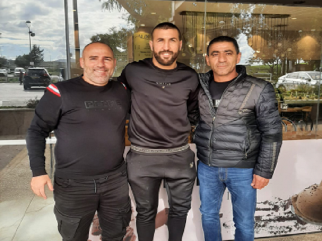 צירוף מבורך. אחמד שיבל במעמד החתימה בזלפה