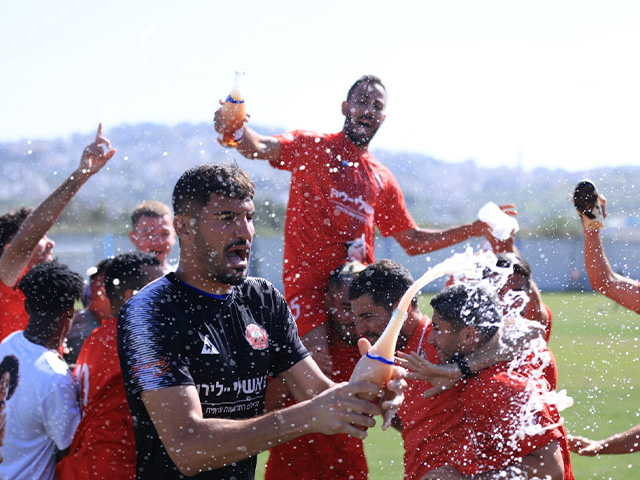 השמפניות נפתחו (דוברות הפועל רעננה)