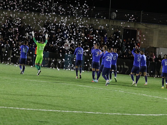 קבוצה שמחה עם קהל תומך. שחקני שפרעם והאוהדים (דאפר מאחמיד)