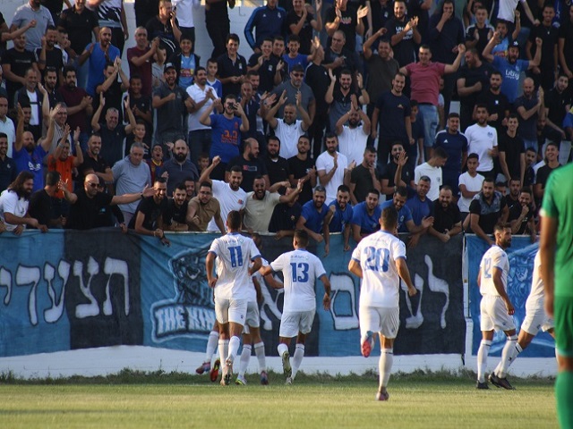 אנרגיות ועוצמות ביציעים ובמגרש. האוהדים והשחקנים חוגגים (דאפר מאחמיד)